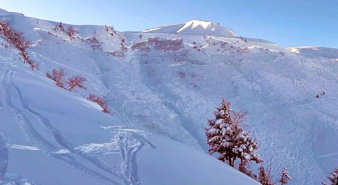 Abrisskante und Skispuren im Gebiet Rot Turm im Skigebiet von Stoos am Samstag, 16. Januar 2021. Lawine Morschach SZ