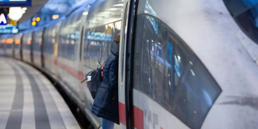 Die Bahn verkauft ab 2022 keine Papier-Fahrkarten mehr im Zug. Foto: Friso Gentsch/dpa
