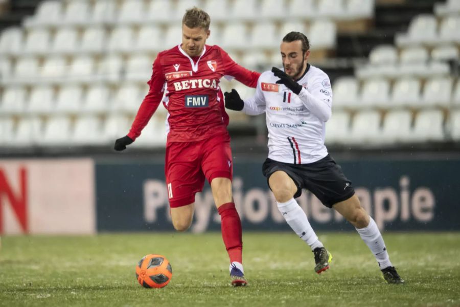 Sion-Spieler Gaetan Karlen (l.) im Duell mit Aaraus Raoul Giger (r.).