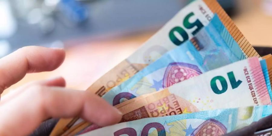 Laut einer Umfrage der Bundesbank mussten 40 Prozent der Befragten wegen der Corona-Krise Einkommensverluste hinnehmen. Foto: Monika Skolimowska/zb/dpa