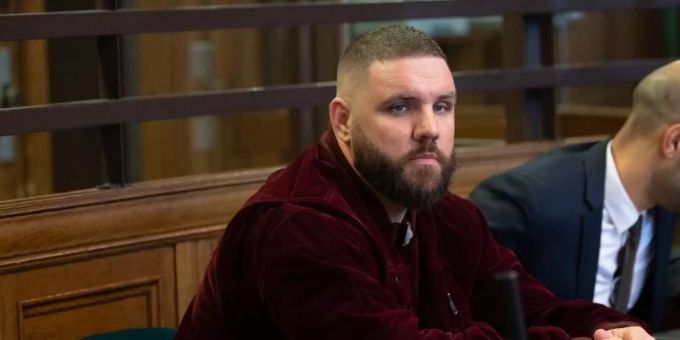 Patrick Losensky alias Fler auf der Anklagebank in einem Berliner Amtsgericht. Foto: Paul Zinken/dpa Patrick Losensky alias Fler auf der Anklagebank in einem Berliner Amtsgericht. Foto: Paul Zinken/dpa