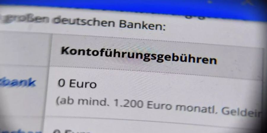 Kontoführungsgebühren verschiedener Banken werden auf einem Handydisplay angezeigt. (Symbolbild). Foto: Jens Kalaene/dpa-Zentralbild/dpa