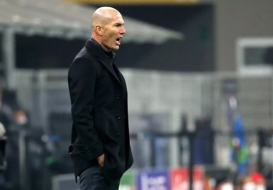 Real-Trainer Zinedine Zidane gibt seinem Team von der Seitenlinie aus Anweisungen.