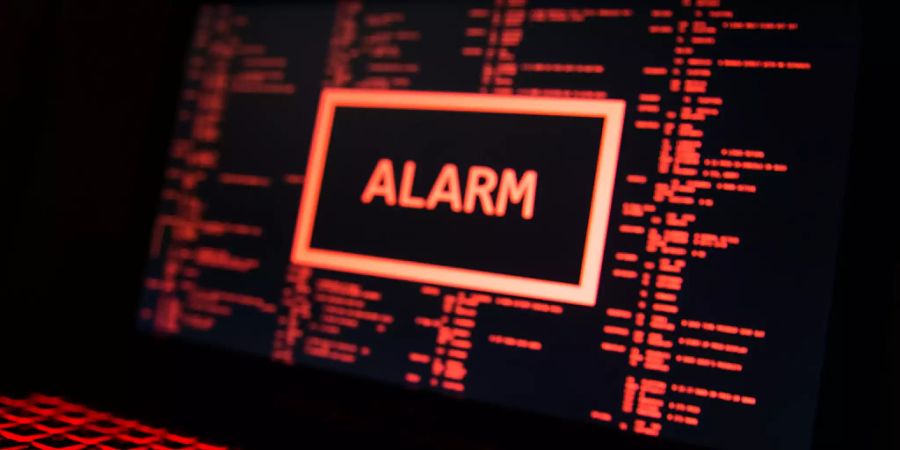 In der Schweiz sollen Firmen und Betreiber kritischer Infrastrukturen künftig Cyberattacken einer zentralen Stelle melden müssen. (Symbolbild)
