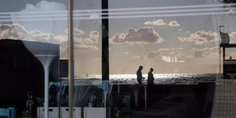 Blick durch die Frontscheibe eines geschlossenen Restaurants auf Mallorca. Foto: Clara Margais/dpa