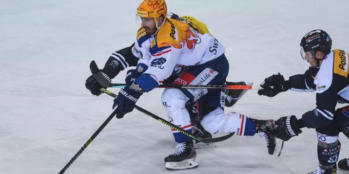 Denis Hollenstein, Topskorer der ZSC Lions, wird von Ambri-Verteidigern verfolgt. ZSC