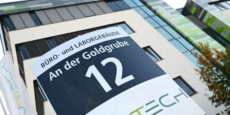 Das Logo des Biotechnologie-Unternehmens «BioNTech» ist an einer Stele vor der Unternehmenszentrale angebracht. Foto: Arne Dedert/dpa