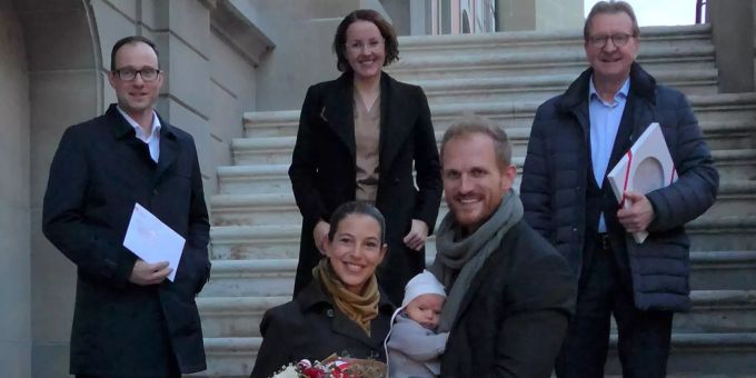Familie Eigenmann (vorne) mit Fabian Humbel, Corinne Schär und Hans-Ruedi Hottiger (hinten v.l.n.r.).