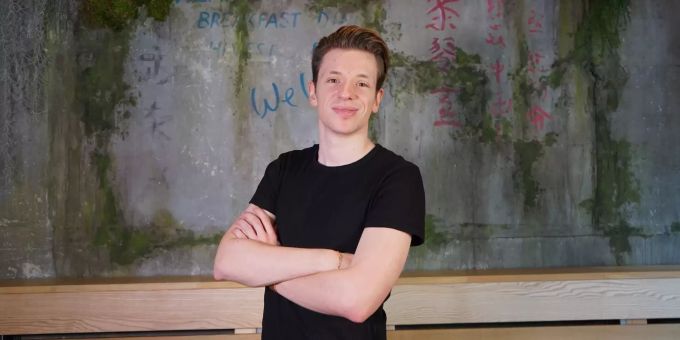 Jeden Donnerstag streamt Chrigi von 13.15 bis 16.00 auf dem Twitch Channel von eSports.ch Mann vor Wand