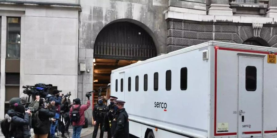 Medienvertreter filmen und fotografieren einen Gefangenentransporter, der vor der Urteilsverkündung im Auslieferungsprozess gegen Julian Assange am Strafgerichtshof Old Bailey eintrifft. Foto: Dominic Lipinski/PA Wire/dpa