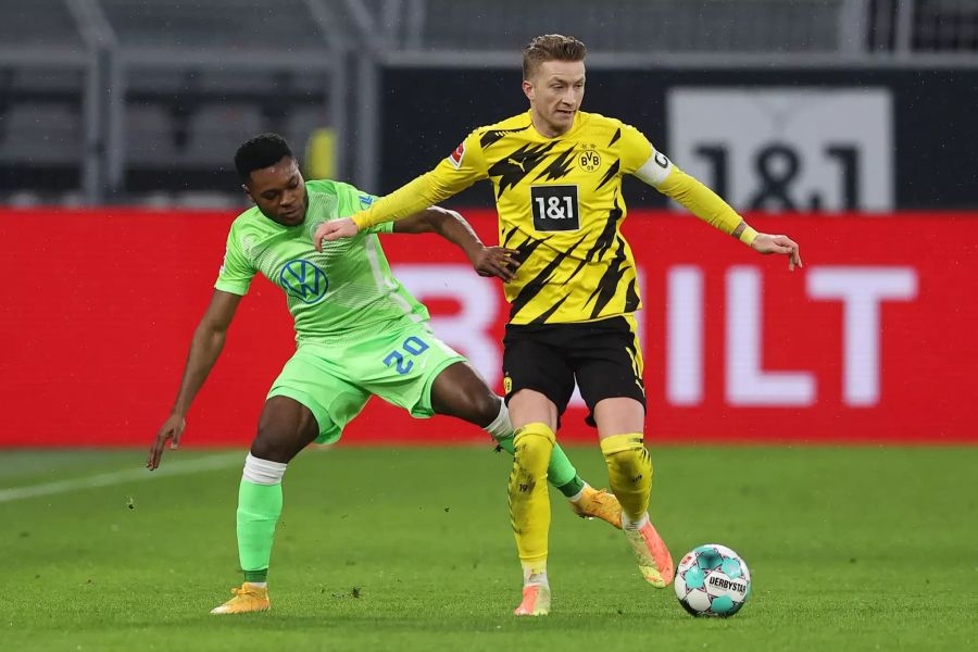 Marco Reus vom BVB (r.) im Duell mit Wolfsburgs Ridle Baku (l.).