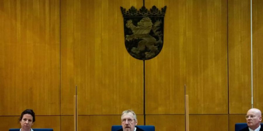 Der Vorsitzende Richter Thomas Sagebiel sitzt mit seinen beisitzenden Richtern an einem weiteren Verhandlungstag im Gerichtssaal des Oberlandesgerichts Frankfurt. Foto: Thomas Lohnes/AFP Pool/dpa