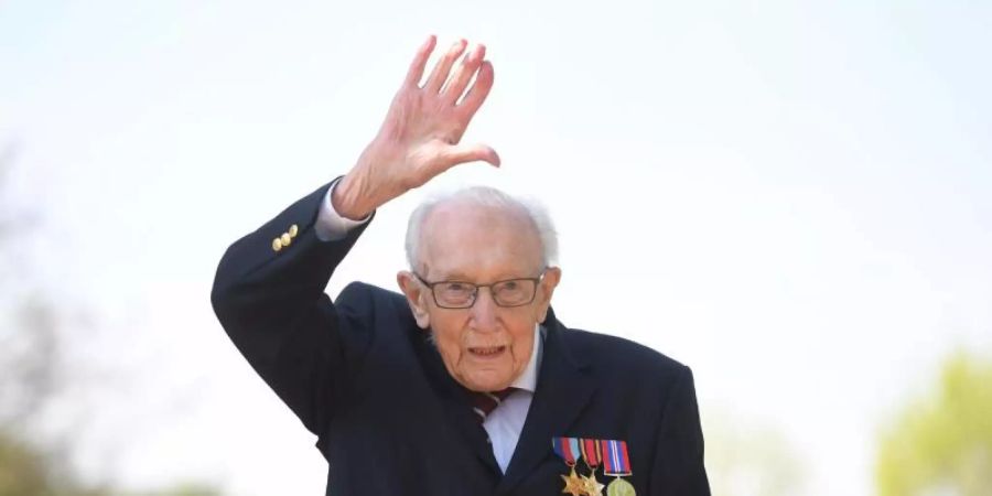 Abschied von Captain Tom Moore, der nach einer Corona-Infektion gestorben ist. Foto: Joe Giddens/PA Wire/dpa