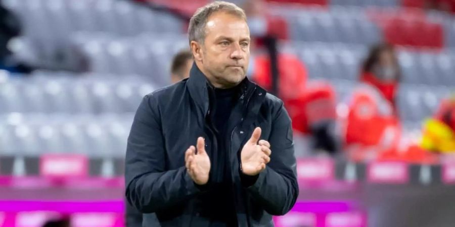 Bayern-Trainer Hansi Flick verfolgt ein Spiel an der Seitenlinie. Foto: Sven Hoppe/dpa/Archivbild