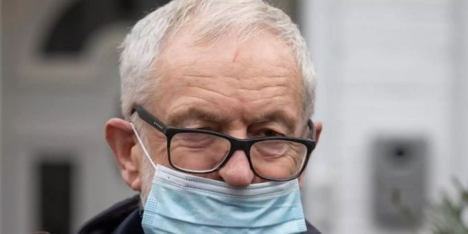 Jeremy Corbyn, ehemaliger Vorsitzender der Labour Partei, verlässt sein Haus in Nordlondon. Foto: Aaron Chown/PA Wire/dpa judentum Jeremy Corbyn