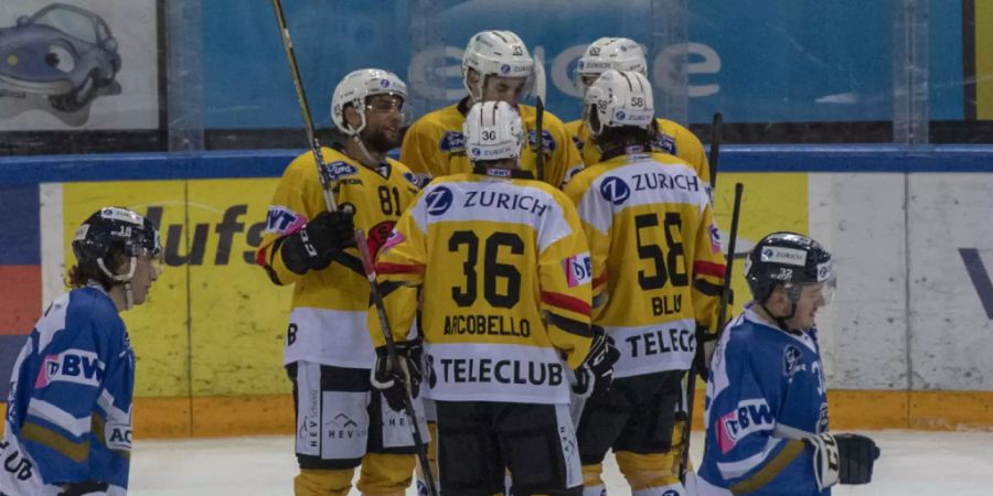 Am Ende war doch alles normal: Der SC Bern bejubelt in einer fast leeren Arena den 2:1-Siegtreffer in Zug gegen die EVZ Academy