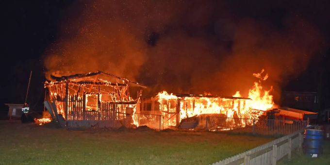 Die Ställe wurden beim Brand komplett zerstört, mehrere Tiere starben. pferde ziegen