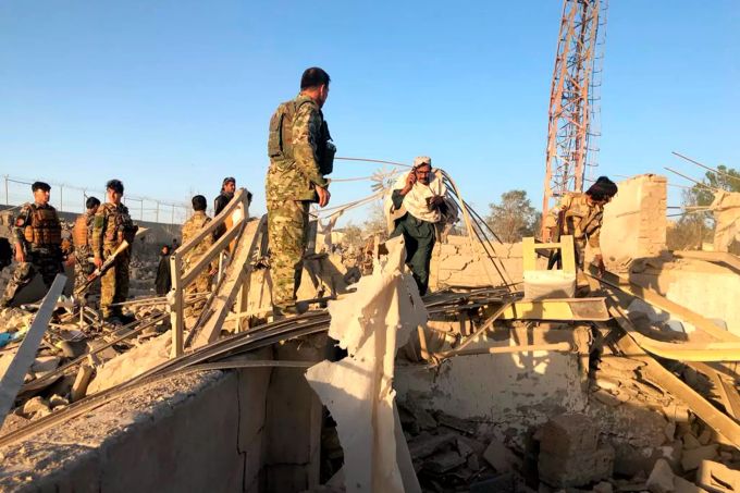 Afghanische Sicherheitskräfte und Helfer durchsuchen die Trümmer nach einem Anschlag. Anschlag Krankenhaus Afghanistan