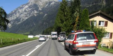 Lenker eines Motorrades stürzte und schleuderte über den Asphalt.