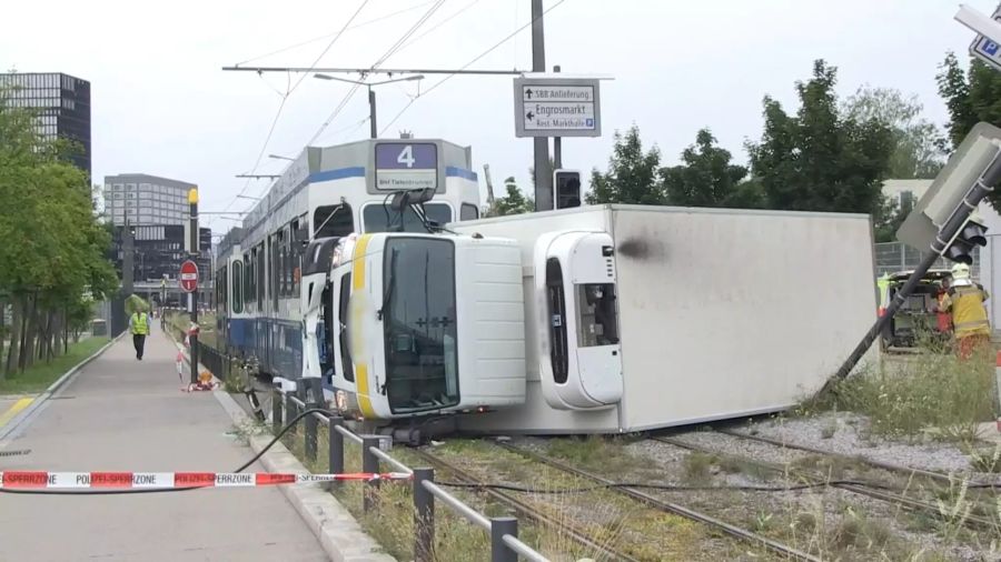 Der LKW wurde durch die Kollision umgekippt.