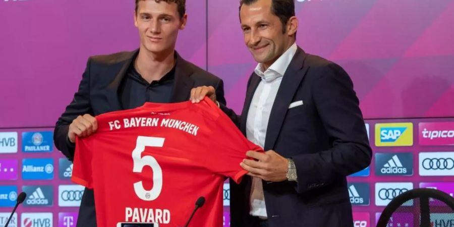 Weltmeister Benjamin Pavard (l) wird von Bayern-Sportdirektor Hasan Salihamidzic begrüsst. Foto: Peter Kneffel