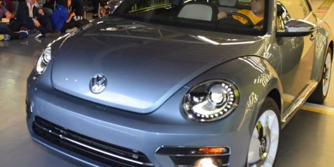 Das letzte Exemplar des VW-Beetles, das in der mexikanischen Stadt Puebla produziert wurde. Foto: Alex Bertheau/Volkswagen Mexico Das letzte Exemplar des VW-Beetles, das in der mexikanischen Stadt Puebla produziert wurde. Foto: Alex Bertheau/Volkswagen Mexico