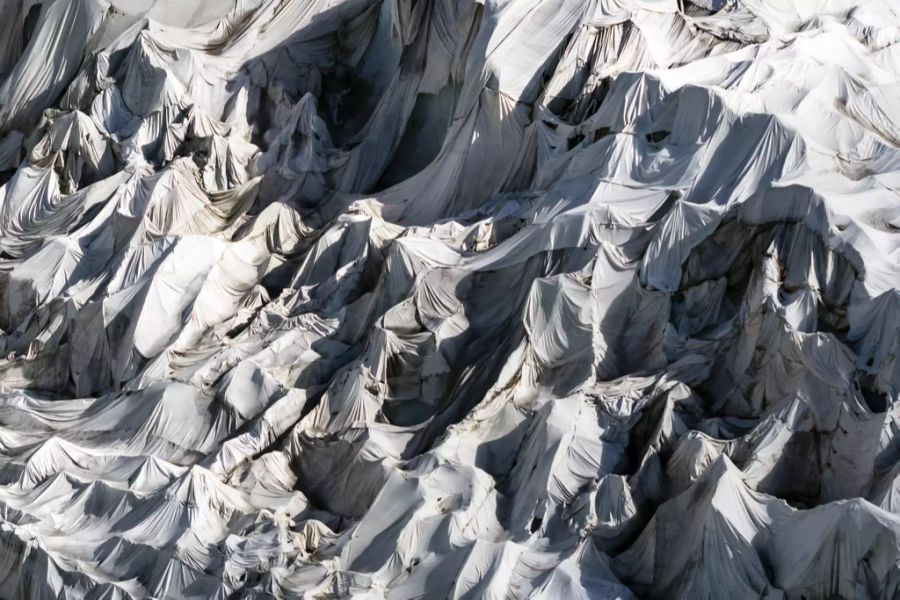 Decken beschützen den Rhonegletscher (13. September 2018)