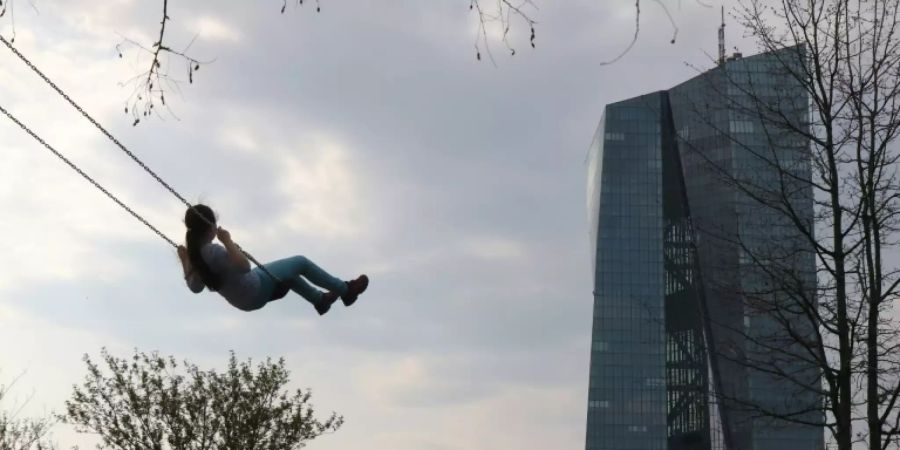 EZB-Hauptquartier und Frankfurter Skyline