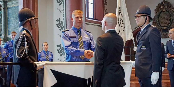 Ein Aspirant der Basler Kantonspolizei wird 2018 feierlich vereidigt. polizei schule