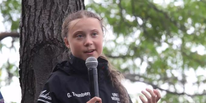 Greta Thunberg nach ihrer Ankunft. Die Klimaaktivistin war am 14. August im englischen Plymouth zu einer Atlantiküberquerung mit dem Rennsegler «Malizia» aufgebrochen. Foto: Mary Altaffer/AP Greta Thunberg nach ihrer Ankunft. Die Klimaaktivistin war am 14. August im englischen Plymouth zu einer Atlantiküberquerung mit dem Rennsegler «Malizia» aufgebrochen. Foto: Mary Altaffer/AP