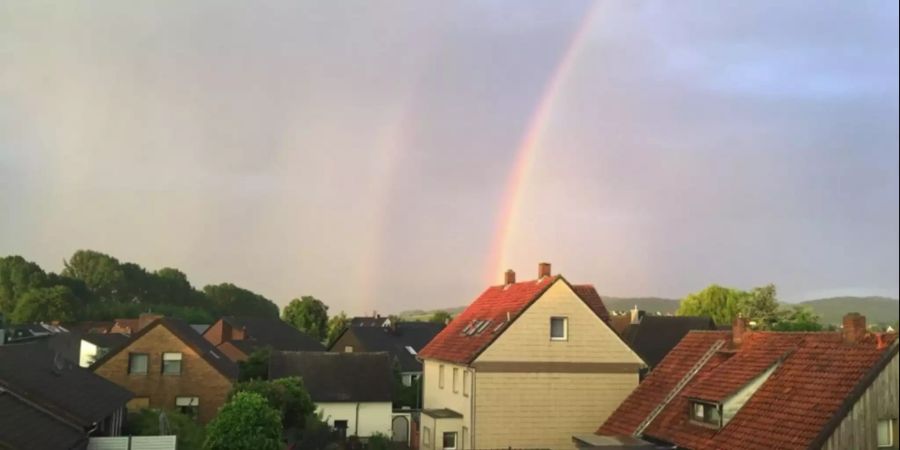 Doppelter Regenbogen über der Schweiz.