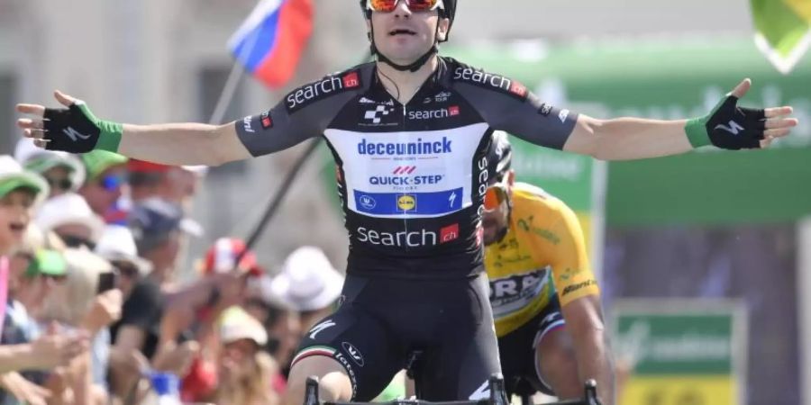 Radprofi Elia Viviani vom Team Deceuninck-Quick-Step gewinnt auch die fünfte Etappe. Foto: Gian Ehrenzeller/KEYSTONE