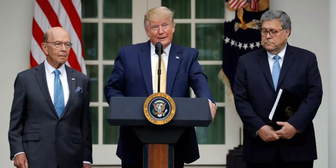 Donald Trump, Präsident der USA, spricht im Rosengarten des Weissen Hauses in Anwesenheit von Wilbur Ross (l), Handelsminister der USA, und William Barr, Justizminister der USA. Das Repräsentantenhaus der Vereinigten Staaten hat Justizminister Barr und Handelsminister Ross wegen Missachtung des Parlaments formal die Missbilligung ausgesprochen. Repräsentantenhaus der Vereinigten Staaten