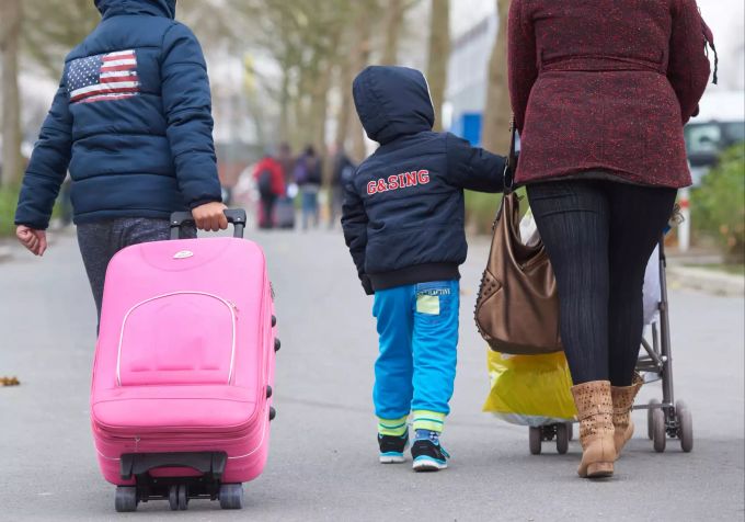 Eine Flüchtlingsfamilie kommt in der Erstaufnahmeeinrichtung an. Asylsuchende