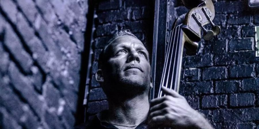 Zwischen kontemplativer Ruhe und fiebrigem Aufbruch: Avishai Cohen. Foto: Andreas Terlaak