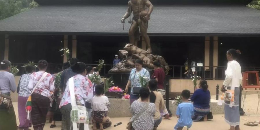 Vor der Tham-Luang-Höhle im äussersten Norden Thailands steht das Denkmal des Marinetauchers Saman Kunan. Der 37-Jährige starb vor einem Jahr bei der Rettung der Jungen, die in der Höhle eingeschlossen waren. Foto: Christoph Sator
