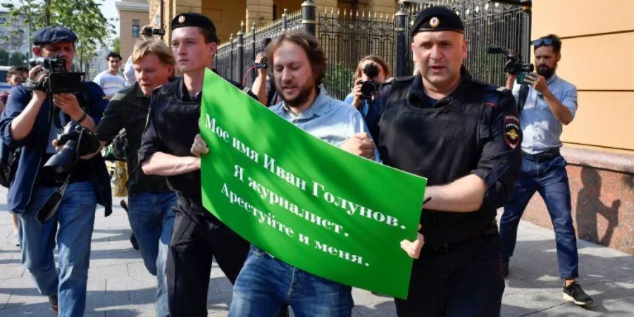 Festgenommener Demonstrant bei einer Kundgebung für Golunow