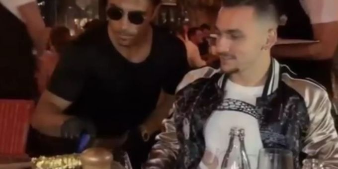 Anastasios Donis, früher beim FC Lugano, gönnte sich ein Goldsteak bei «Salt Bae». FC Lugano Anastasios Donis