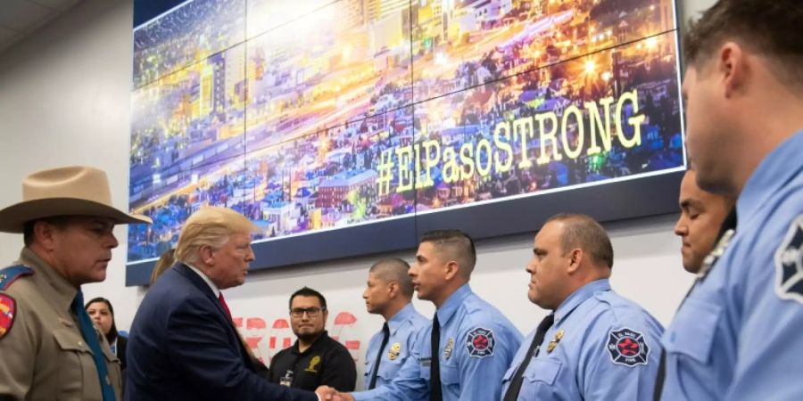 Trump trifft Einsatzkräfte in El Paso