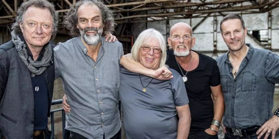 Andreas Fahnert, Hans-Timm Hinrichsen, Peter David Sage, Björn Both und Axel Stosberg von der Band Santiano stehen in der Gollan-Kulturwerft. Foto: Axel Heimken