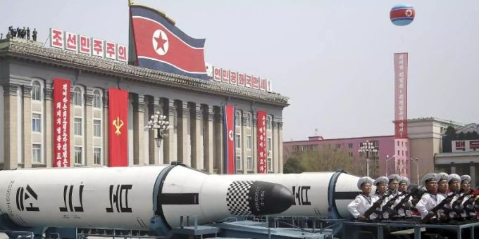 Ballistische Raketen bei einer Militärparade in Pjöngjang. Foto: Wong Maye-E Ballistische Raketen bei einer Militärparade in Pjöngjang. Foto: Wong Maye-E