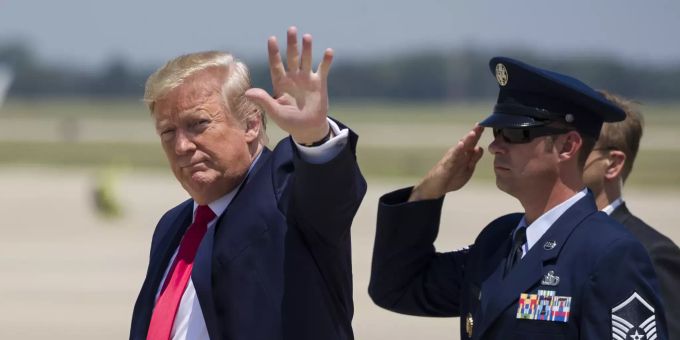 US-Präsident Donald Trump steigt aus der Air Force One aus. Er bekommt in Wolfenstein: Youngblood sein Fett weg. Wolfenstein