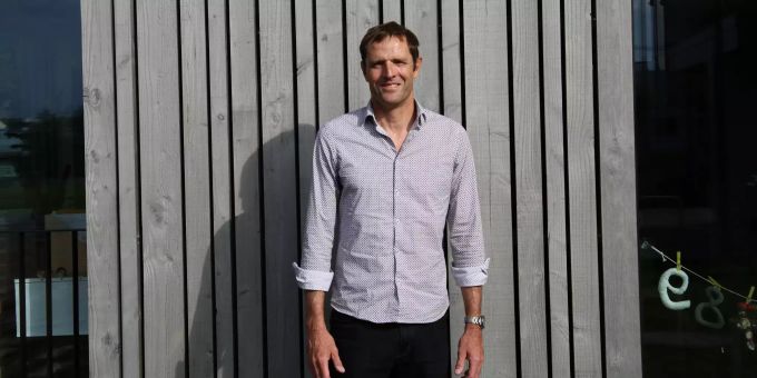 Stephan Michel, Präsident von Floorball Köniz, vor dem Schulhaus Hessgut im Liebefeld Stephan Michel