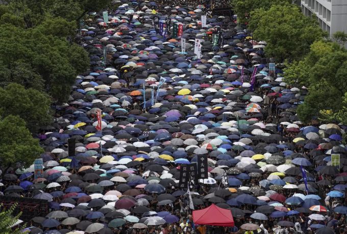Tausende Studenten demonstrieren heute Montag in Hongkong. Hongkong
