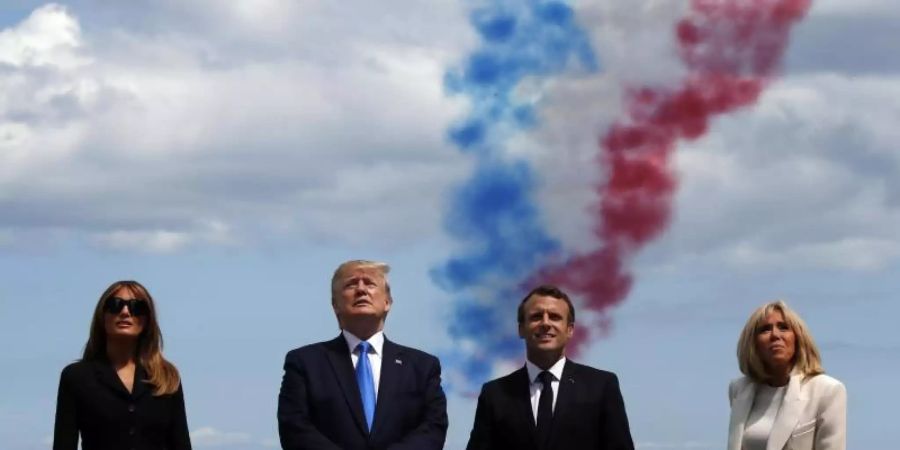 Trump und Macron wurden von ihren Ehefrauen begleitet und schauten sich einen Kunstflug der Patrouille de France an. Die Kunstflieger zeichneten eine Trikolore in den Himmel. Foto: Alex Brandon/AP