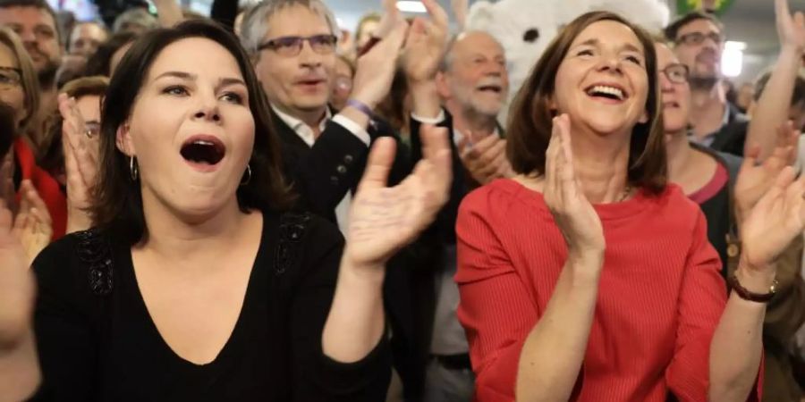 Die Grünen-Vorsitzende Annalena Baerbock (l.) und Fraktionschefin Katrin Göring-Eckard jubeln nach der Bekanngabe der ersten Prognose für die Europawahl. Die Grünen kletterten in einer aktuellen Umfrage auf den Rekordwert von 26 Prozent. Foto: Kay Nietfeld