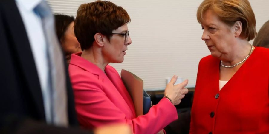 Kramp-Karrenbauer und Merkel (v. links, beide CDU)