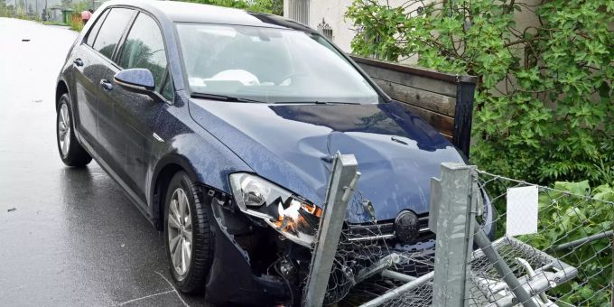 Drei Personen bei Kollision zwischen zwei Autos verletzt. Drei Personen bei Kollision zwischen zwei Autos verletzt
