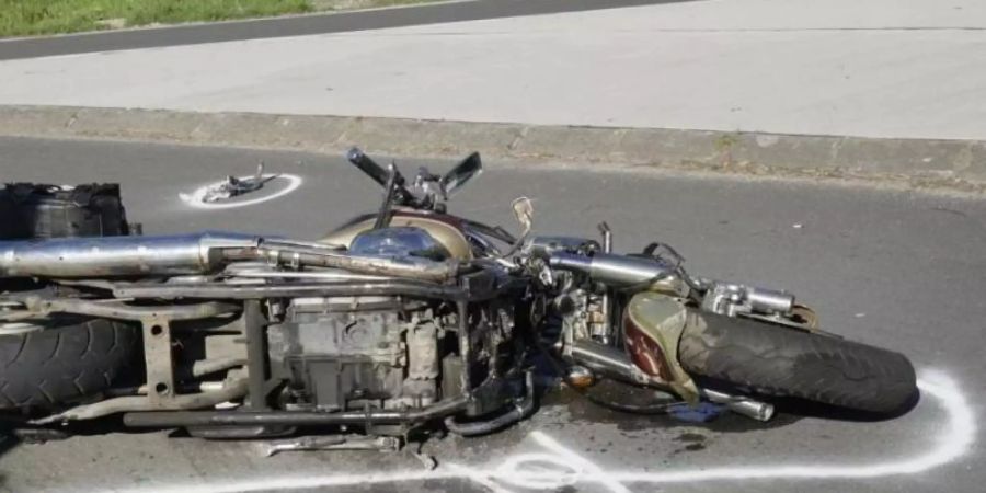 Ein Motorrad liegt nach einem Unfall auf der Strasse. Die Gefahr, bei einem Unfall zu sterben, ist auf zwei Rädern 20 Mal höher als im Auto. Foto: Nord-West-Media TV