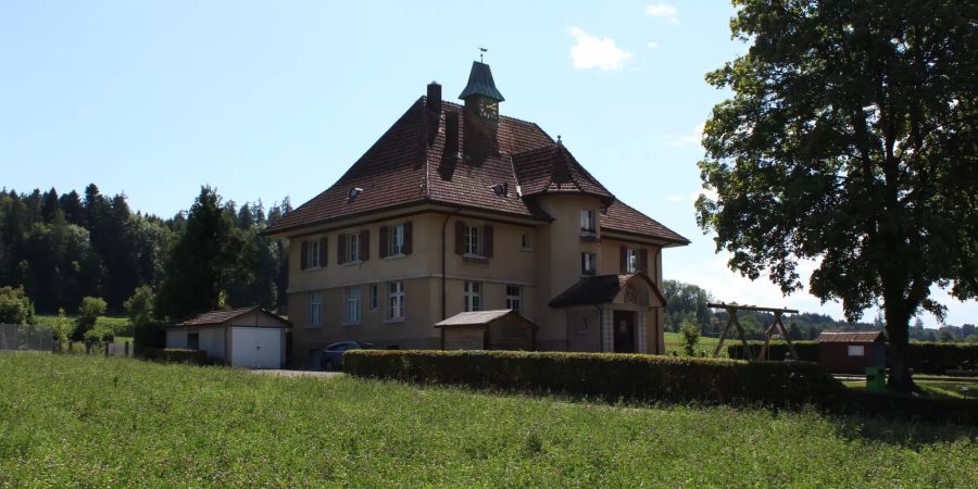 Das Schulhaus Scheunenberg-Ottiswil in der Gemeinde Wengi.